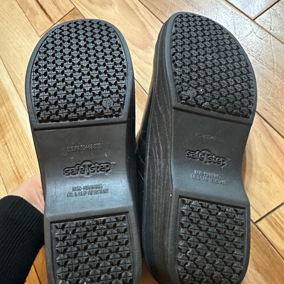 2 pairs Safe t step shoes in a clog, womens size 7 brown and size 7 1/2 black - Picture 6 of 8
